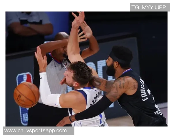 弗里曼防守丹尼斯三分时垫脚被判定为一级恶意犯规引发争议