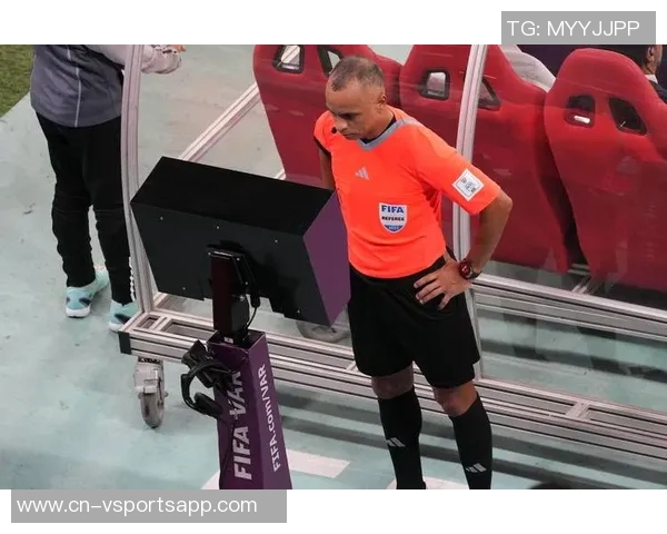 扎霍球迷向球场投掷毛绒玩具捐赠患病儿童荣获FIFA球迷奖