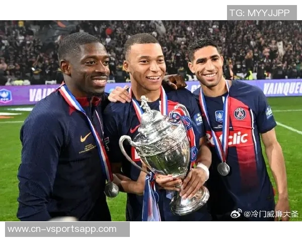 绝平巴黎伊桑与姆巴佩庆祝合影展现兄弟情深与奋斗历程